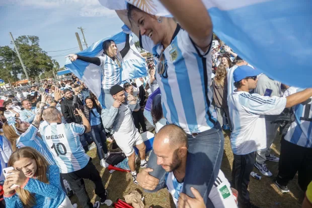 Fanáticos argentinos en Tampa celebrando el triunfo de su selección.