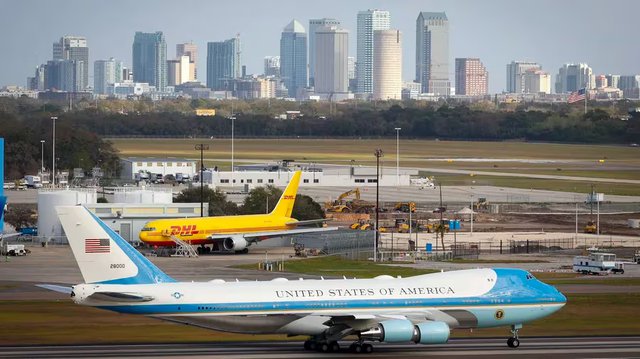CT- AIR FORCE ONE TAKING OFF TAMPA.jpg